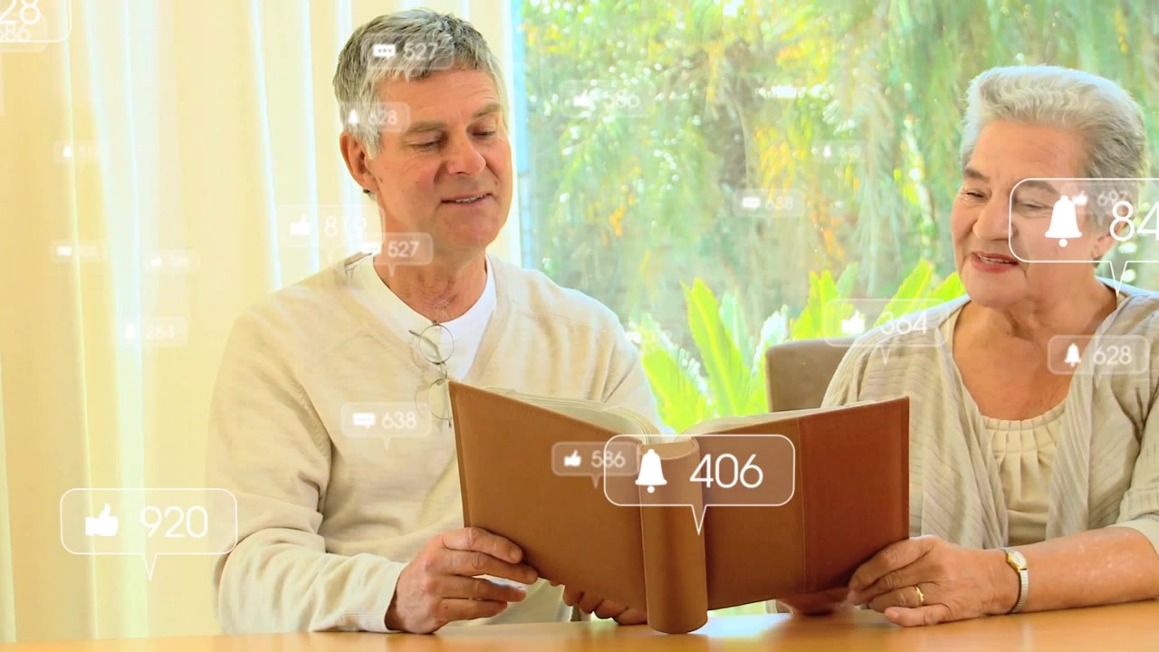 Pareja de ancianos abriendo un álbum, leyendo y rememorando mientras alertas sociales superpuestas cambian los recuentos.