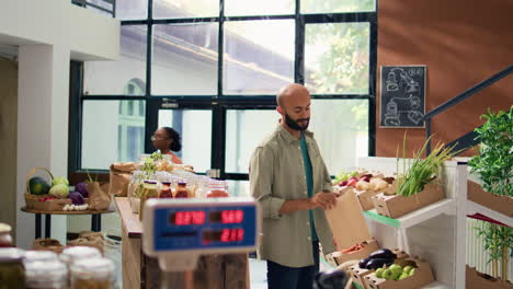 Un-Adulto-Joven-Explora-Una-Tienda-Ecológica.