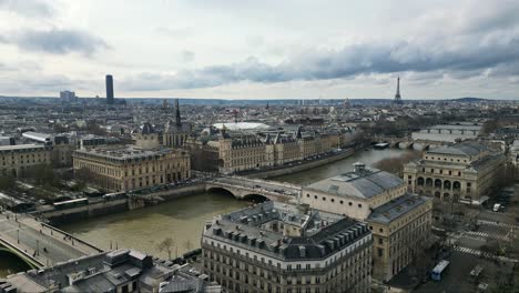 París-Visto-Desde-L&#39;île-De-La-Cité-Con-La-Tour-Eiffel-Y-La-Torre-Montparnass-Al-Fondo,-Francia