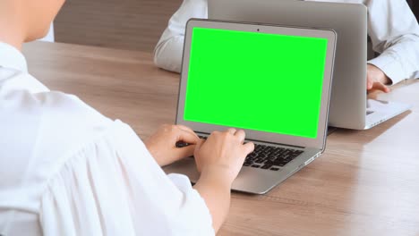 b rodar los dedos femeninos escribiendo en la computadora en la oficina