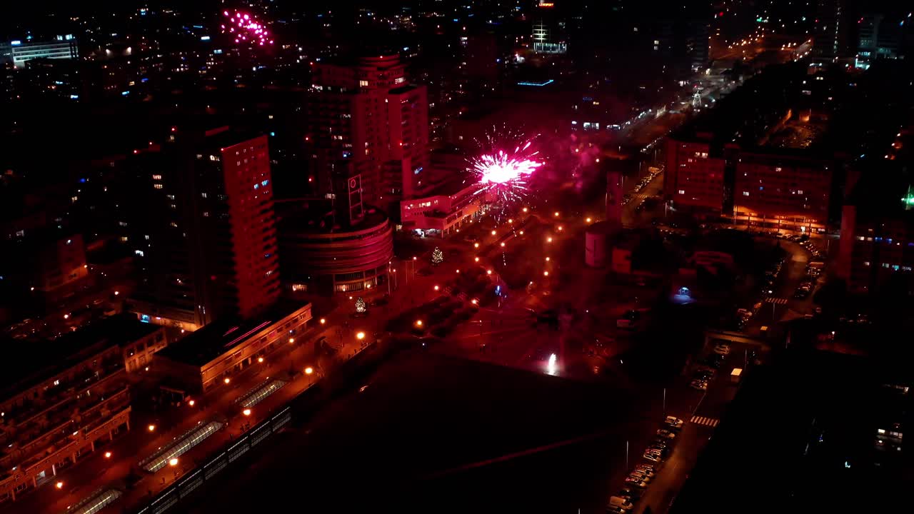 fuegos artificiales en medio de una ciudad - disparo de drones hacia adelante