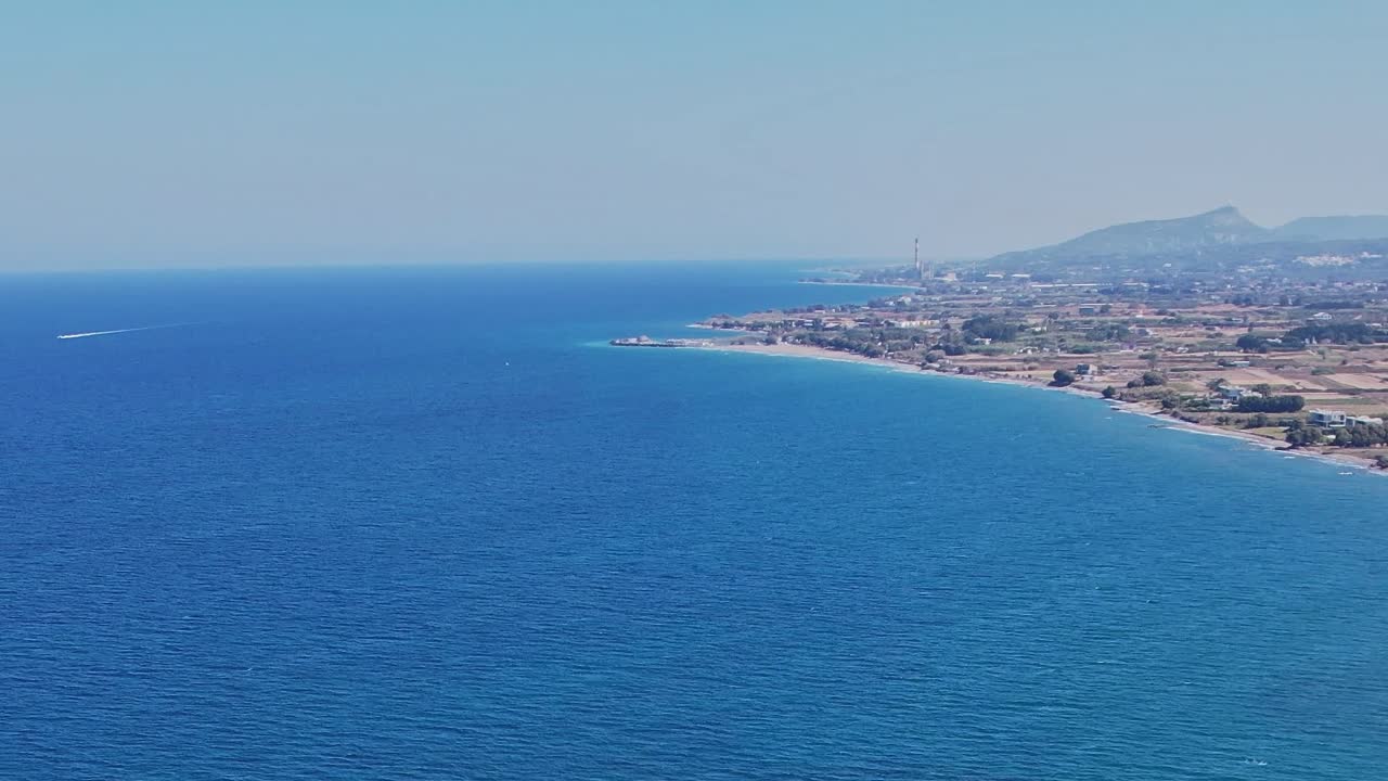Vista della costa lungo il mare blu di Rodi, Grecia