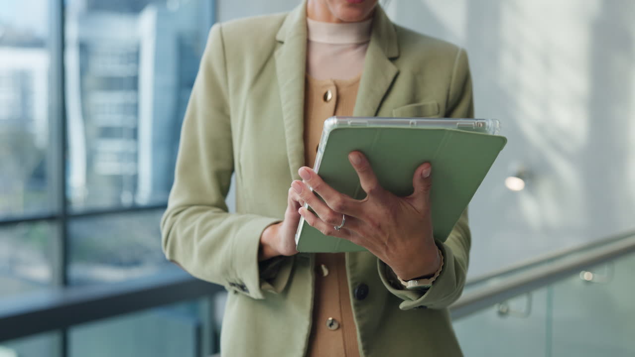mujer de negocios usando tableta en la oficina