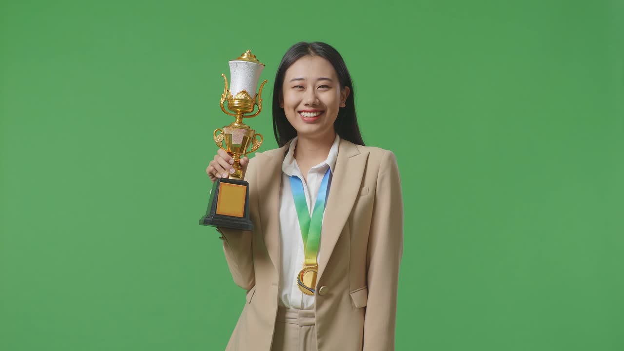 트로피 를 가지고 성취 를 축하 하는 여자