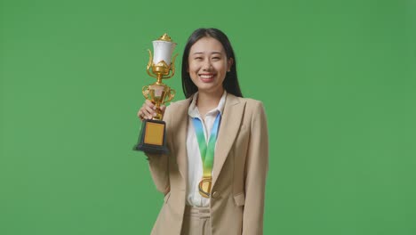 트로피 를 가지고 성취 를 축하 하는 여자