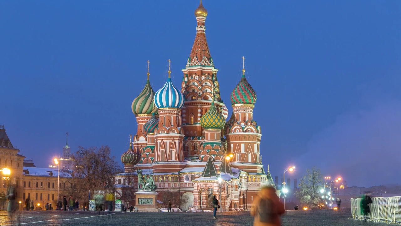 Timelapse de transition jour-nuit de la Place Rouge en hiver, avec la Cathédrale Saint-Basile illuminée, Moscou, Russie.