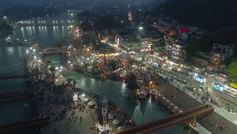 Hermosa-Toma-Aérea-Nocturna-De-Haridwar,-Uttarakhand,-India