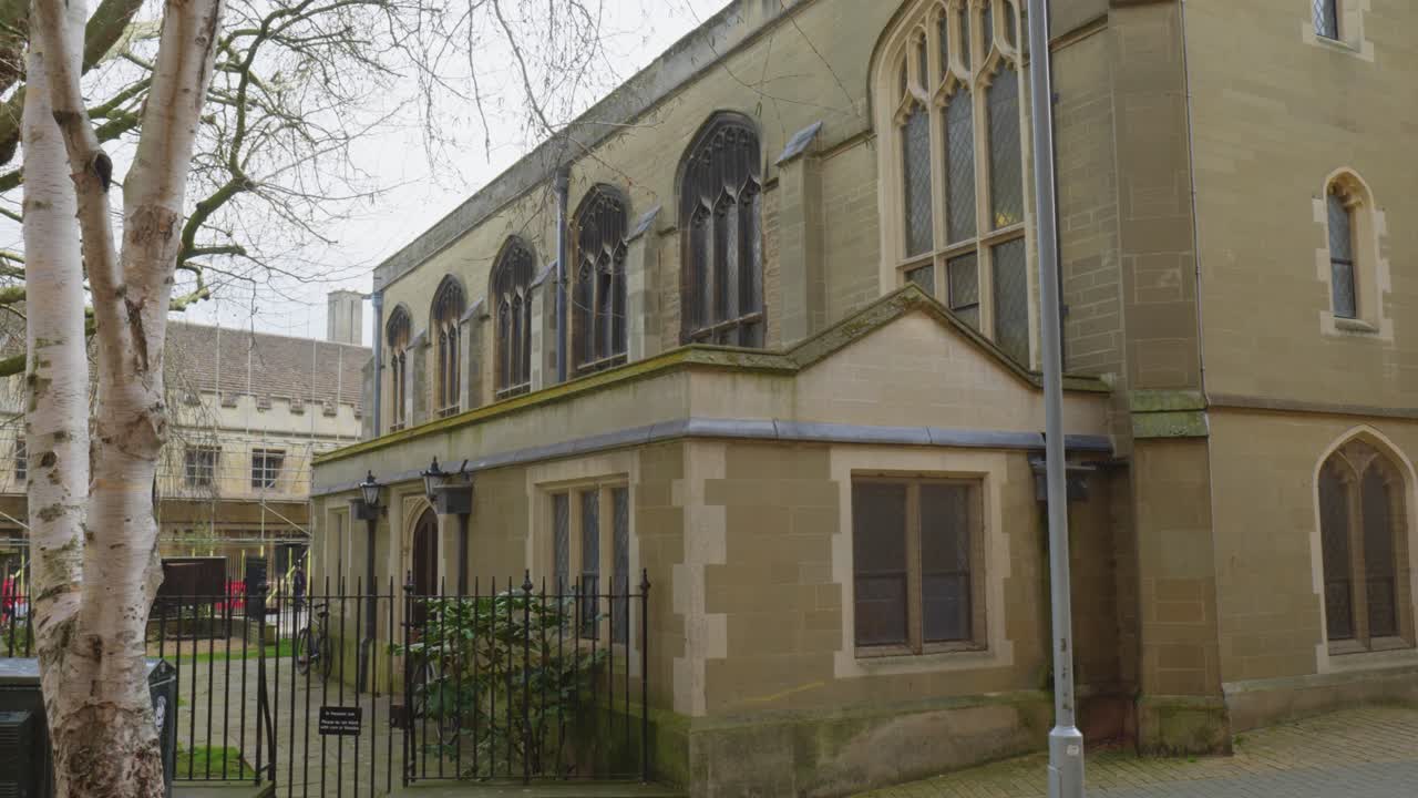 빅토리아 시대 의 고전적 인 벽돌 건축 건물 이 앞 에 버크 나무 가 있다