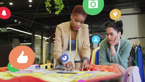 sociale media iconen en netwerk animatie over modeontwerpers die aan het project werken