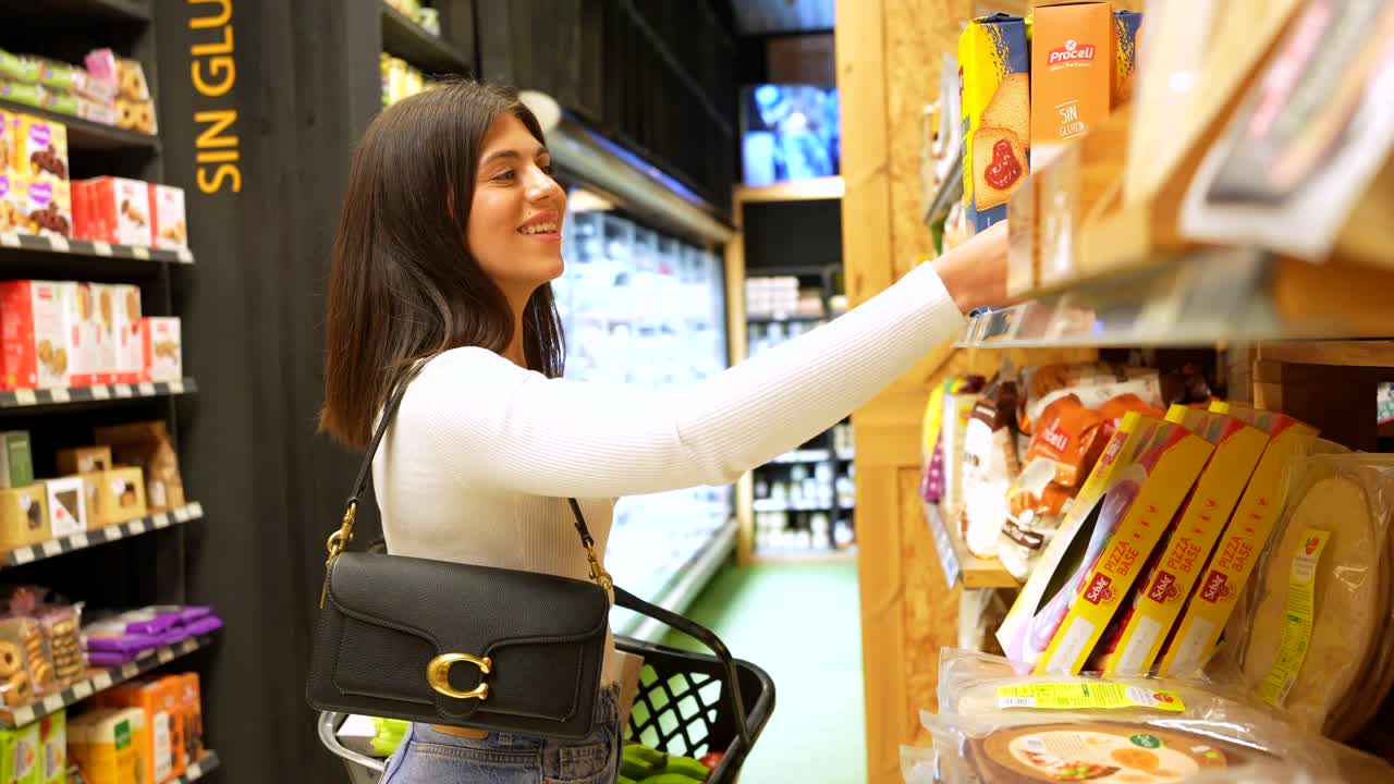 mujer comprando en un supermercado