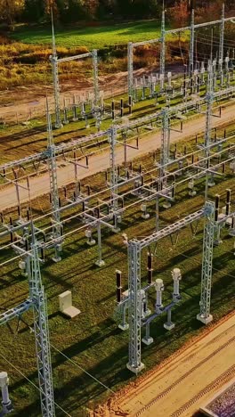 línea de energía de alta tensión postes de electricidad líneas de transporte cable de energía, video vertical