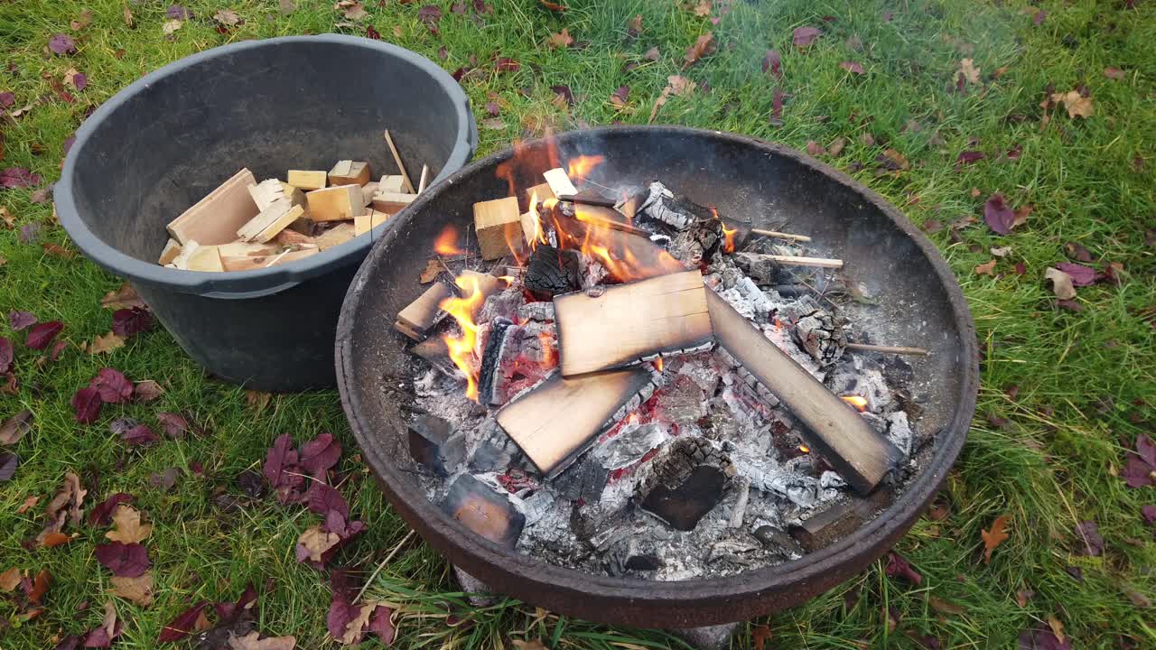 느린 동작으로 작은 불이 불 그릇에 타오른다