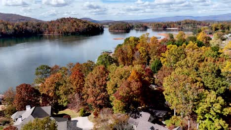 Resorthäuser-Am-Ufer-Des-Lake-Chatuge-In-Hiawassee,-Georgia