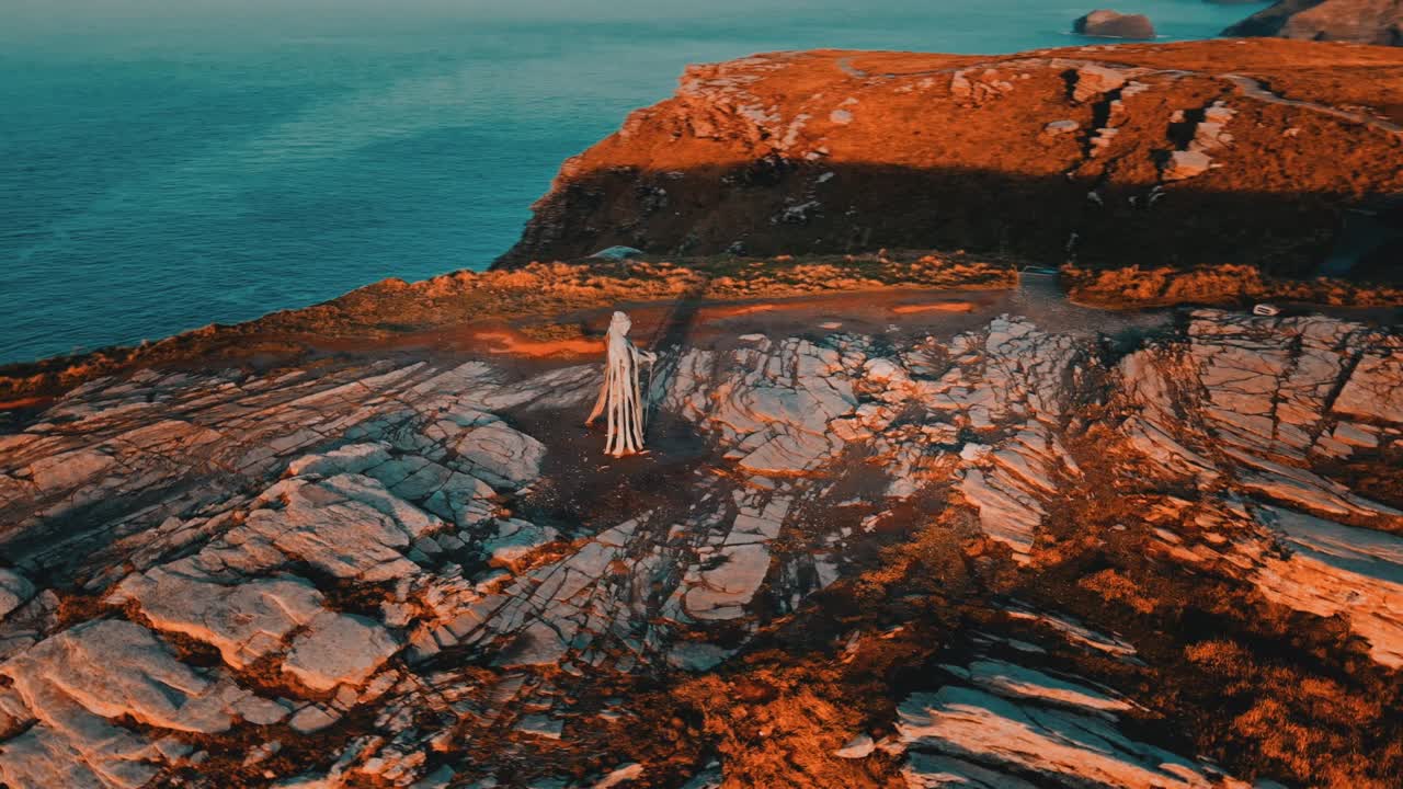 воздушный вид вокруг памятника королю артуру в британии памятник близко на морском фоне