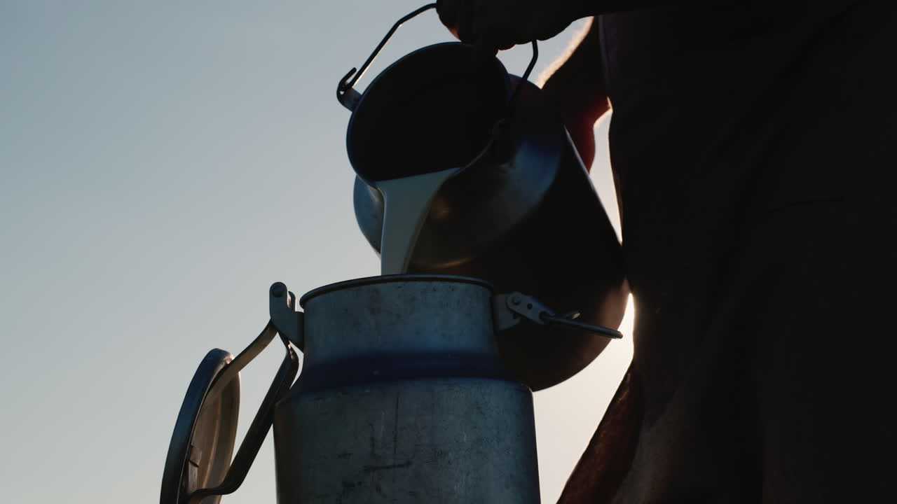 granjero vierte leche en lata