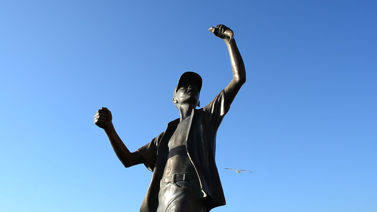 Måker over et monument. Monument til fiskeren mot himmelen.