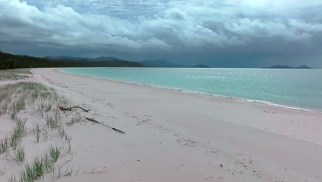 Dron-Aéreo-Playa-Whitehaven-Islas-Whitsundays-Australia-Nublado-Sombra-Lluvia-Impresionante-Arena-Blanca-Gran-Barrera-De-Coral-Exterior-Azul-Claro-Agua-Océano-Colina-Entrada-Mirador-Velero-Yates-Control-Deslizante-Movimiento-Hacia-La-Derecha