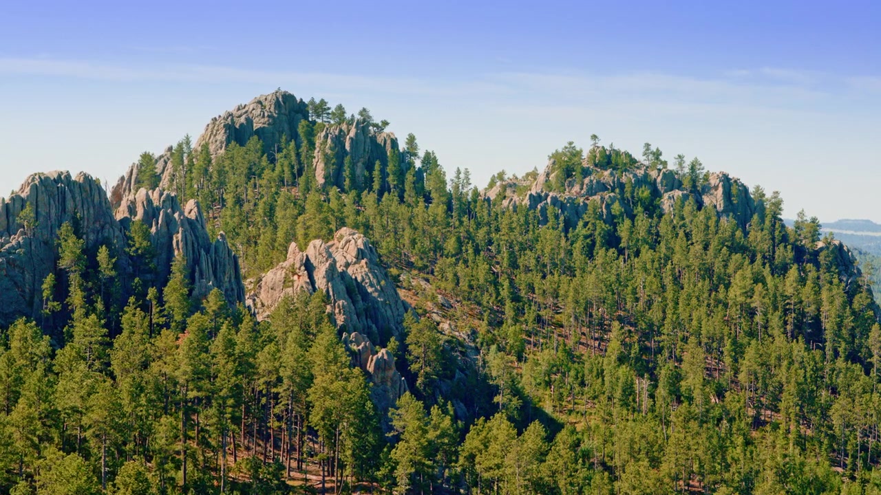 Ripresa aerea con drone di spettacolari formazioni geologiche nelle Black Hills del Dakota del Sud.