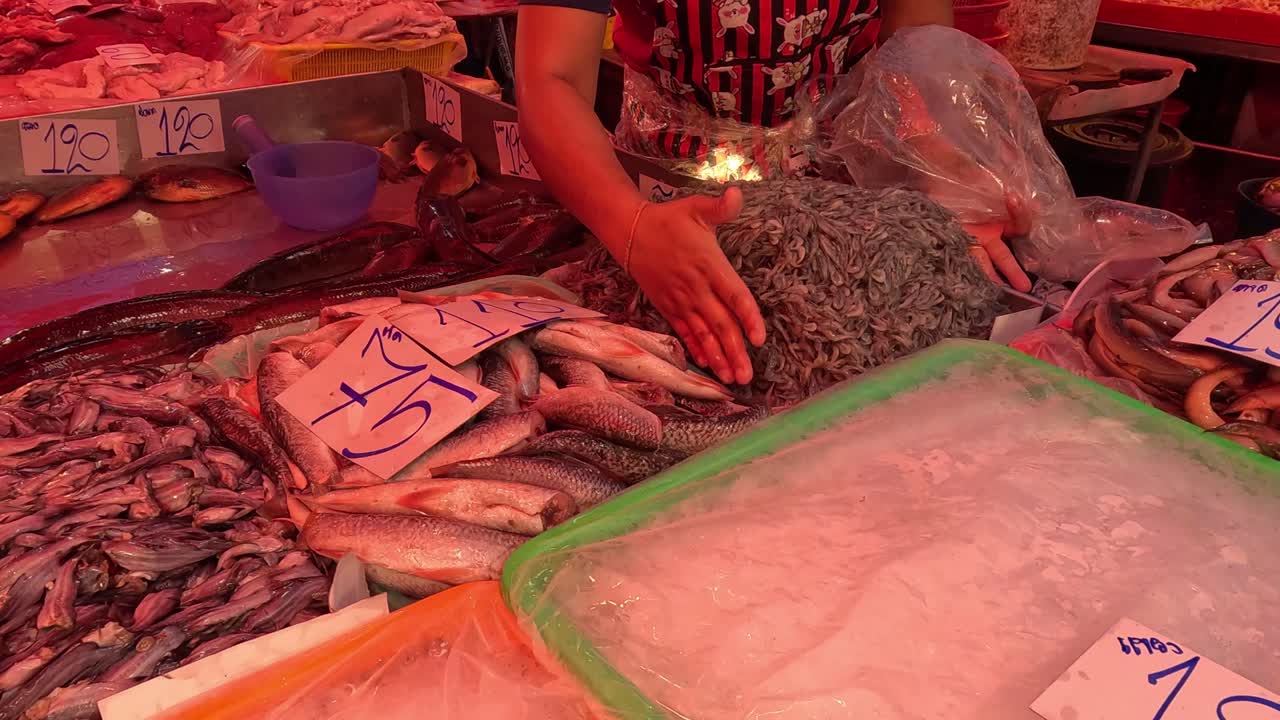 vendedor que clasifica y vende pescado en el mercado
