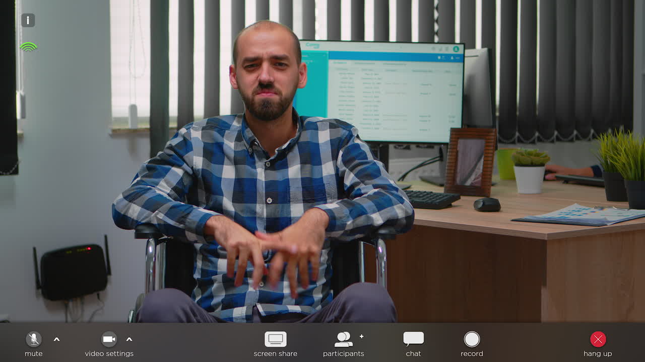 hombre de negocios en silla de ruedas saludando en videocall