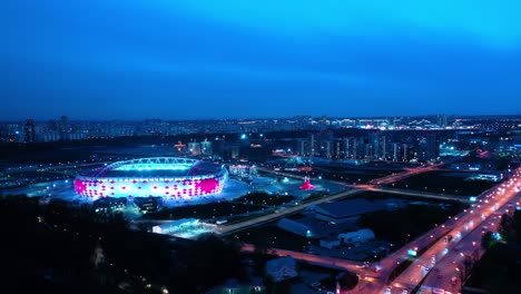 vista aérea nocturna de una intersección de autopista y el estadio de fútbol spartak moscú otkritie arena