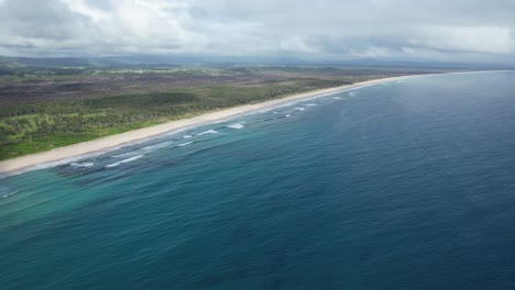 Panoramic-View-Over-Belongil-Beach,-Byron-Bay,-NSW,-Australia---Aerial-Drone-Shot