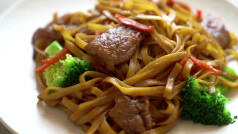 stir-fried noodle with pork - asian style