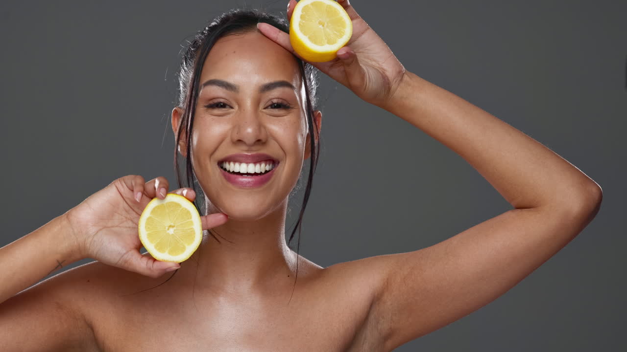 Viso, cura della pelle e donna con limoni per la bellezza