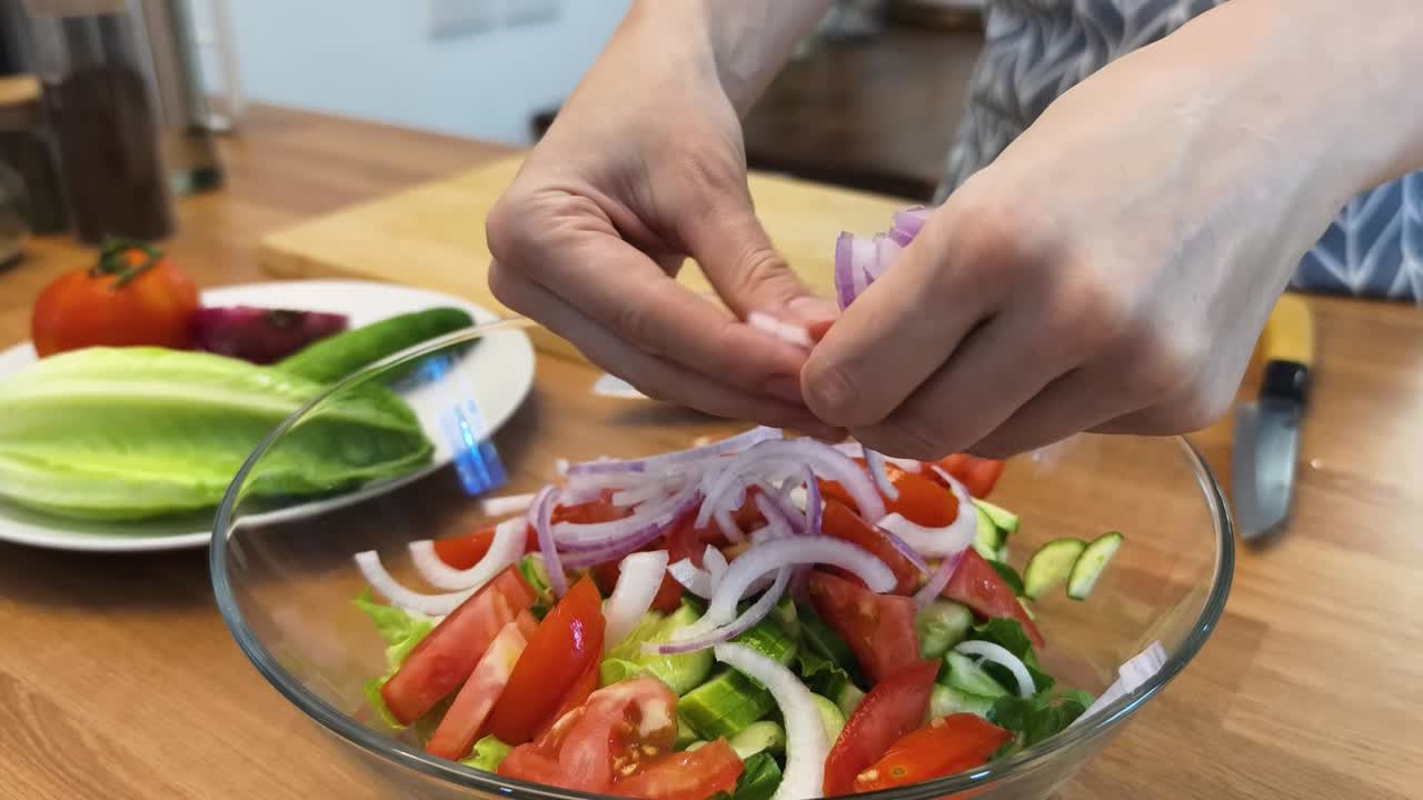 haciendo una ensalada