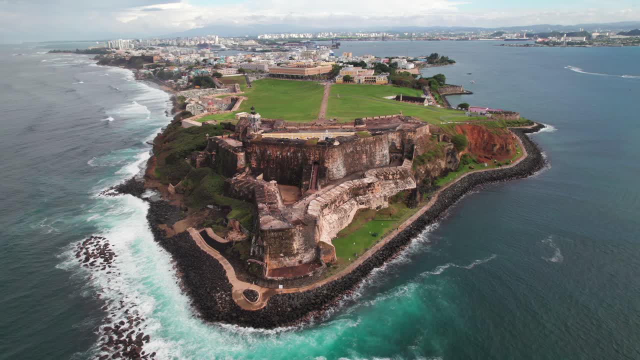 Epica ripresa aerea cinematografica della Fortezza e Parco Castillo San Felipe nella Vecchia San Juan, Porto Rico, 4K