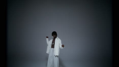 hombre negro elegante con traje blanco