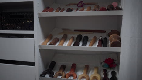 herramientas de masaje de madera en un estante