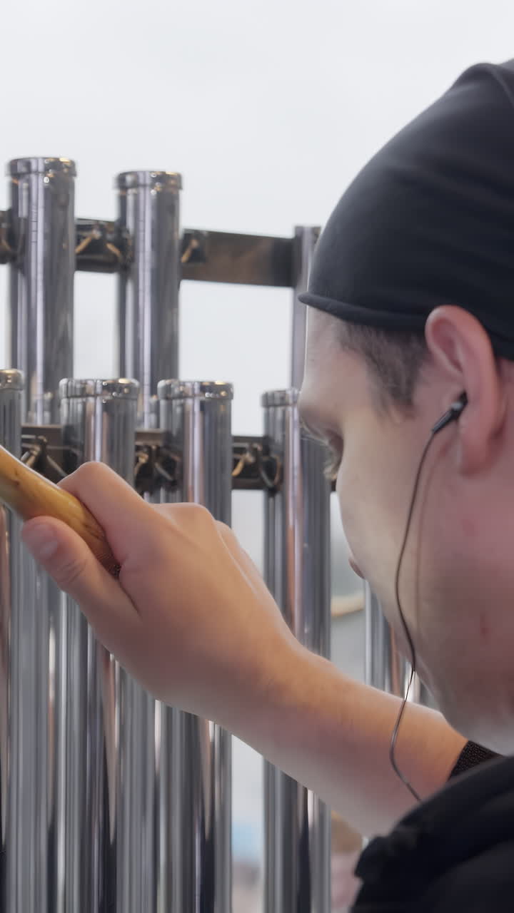 Persona che suona le campane tubolari