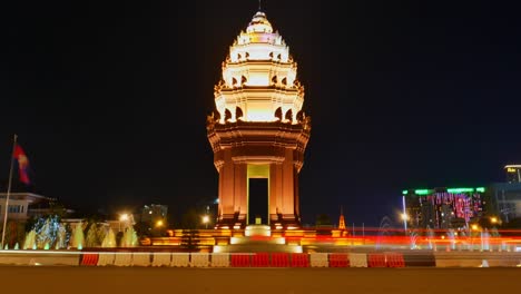 Timelapse-Por-La-Noche,-Tráfico-Pasando-Frente-Al-Museo-Independiente