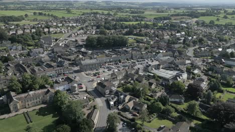 una vista aérea de la ciudad de leyburn en yorkshire en una soleada mañana de verano, inglaterra, reino unido