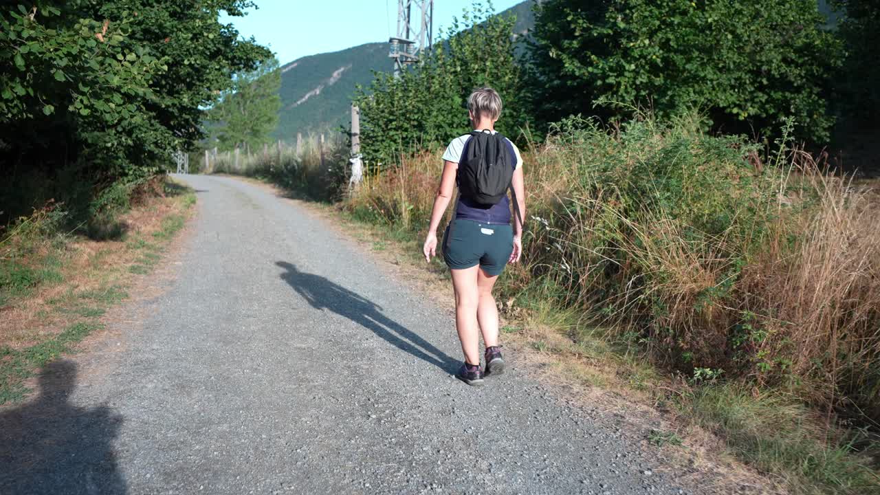 Donna che fa escursionismo su un sentiero nella natura