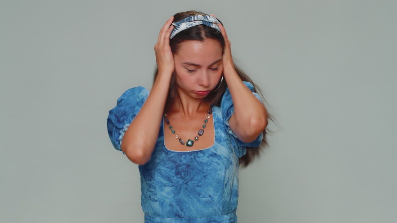 chica frustrada irritada cubriendo las orejas, gesticulando no, evitando consejos ignorando el ruido voces fuertes