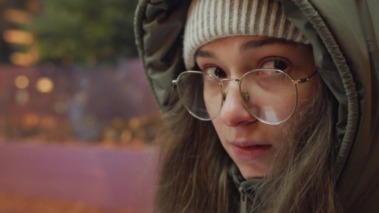 Phản chiếu cảnh thành phố. Người phụ nữ quan sát và sinh viên trong môi trường đô thị. Người quan sát nữ và sinh viên được ghi lại trong cảnh thành phố sống động. Người phụ nữ và người học trẻ chia sẻ những khoảnh khắc trầm tư bên cửa sổ thành phố.