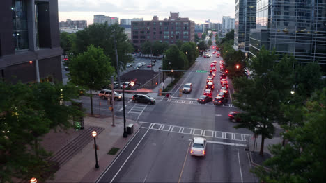 Luftaufnahme-Der-Autobahn-In-Den-Straßen-Der-Innenstadt-Von-Atlanta,-Georgia-Bei-Sonnenuntergang-In-Den-Vereinigten-Staaten