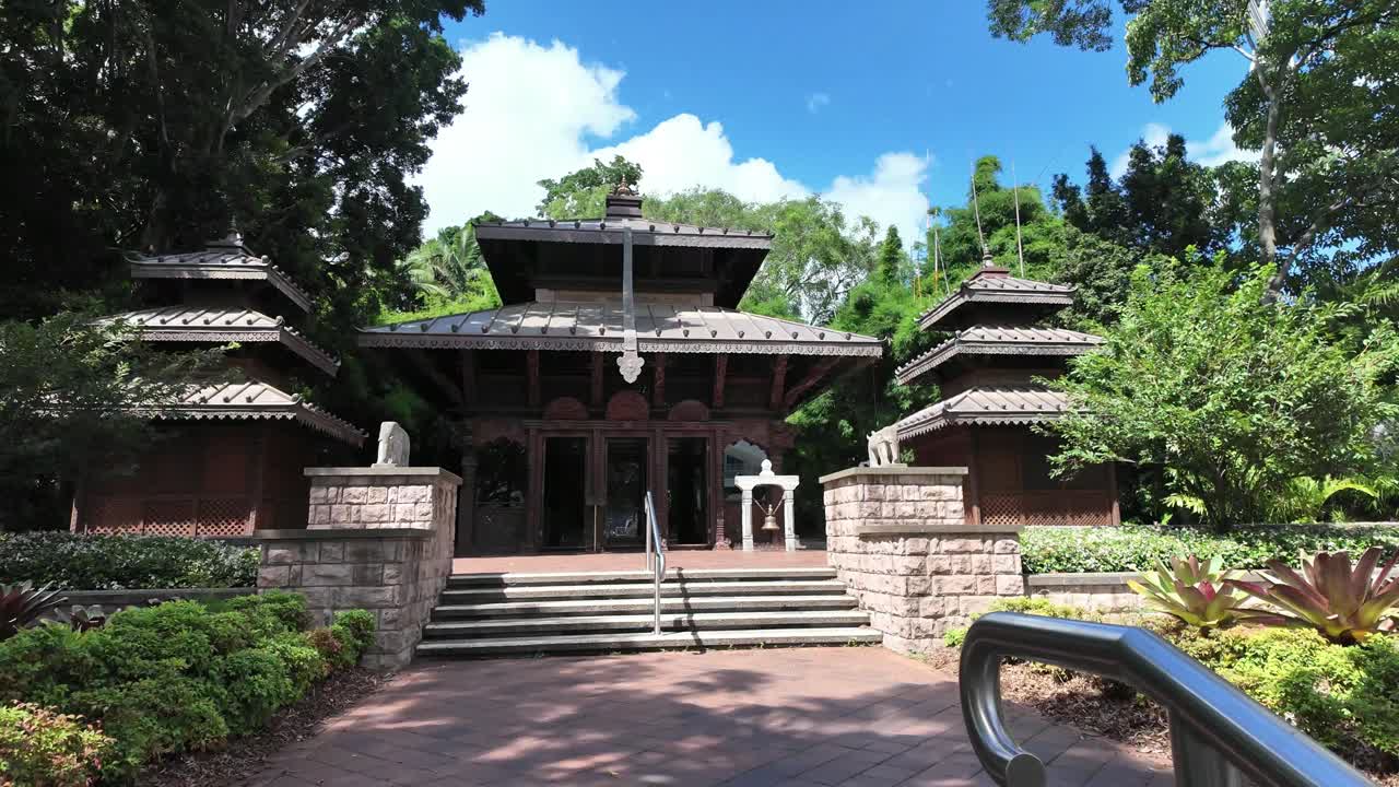 호주 브리즈번의 사우스크에 있는 네팔 파고다에 다가오고 있다.