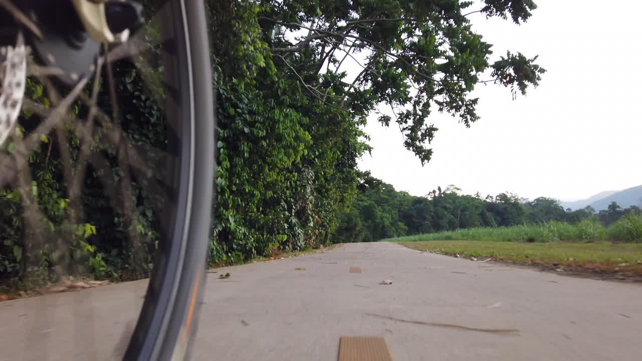 중앙선 위의 경로를 타고 낮은 지상에서  ⁇ 습니다.