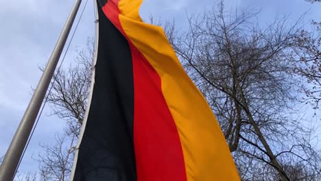 Deutsche-Flagge-Weht-Im-Wind---Zeitlupe