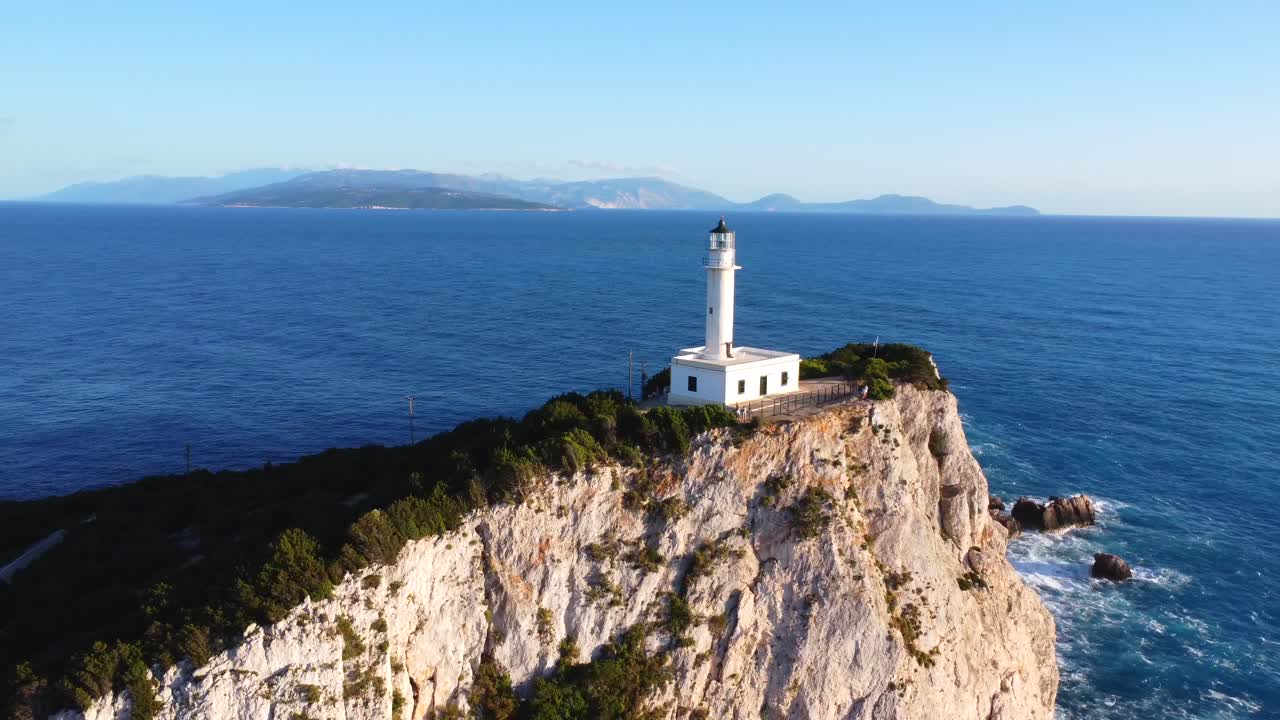 Faro su una scogliera vicino al mare