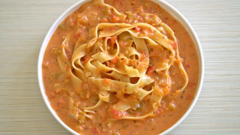 Fettuccine-Nudeln-Mit-Cremiger-Tomatensauce-Oder-Rosa-Sauce