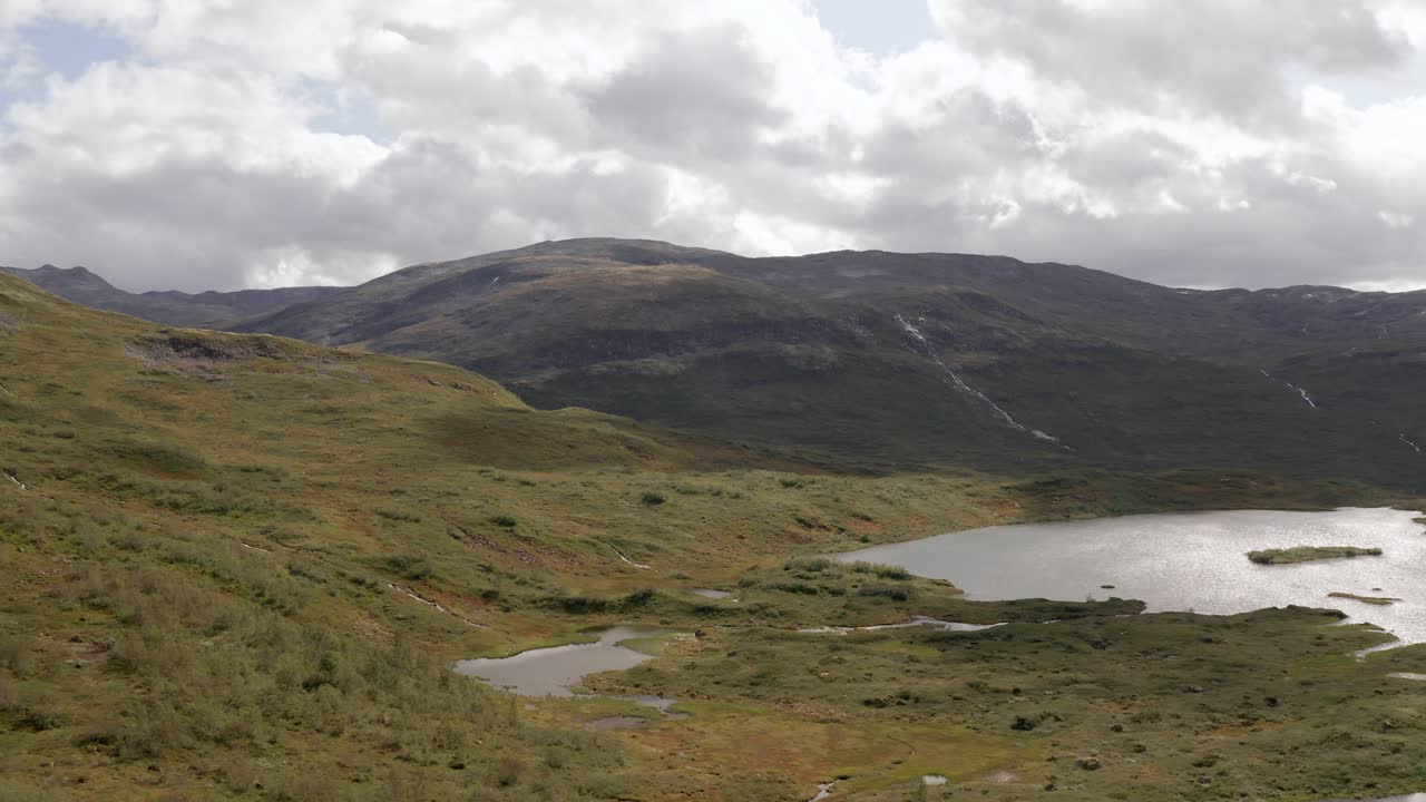 fotografía de avión no tripulado de noruega paisaje rocoso remoto con lagos, bosques y ríos