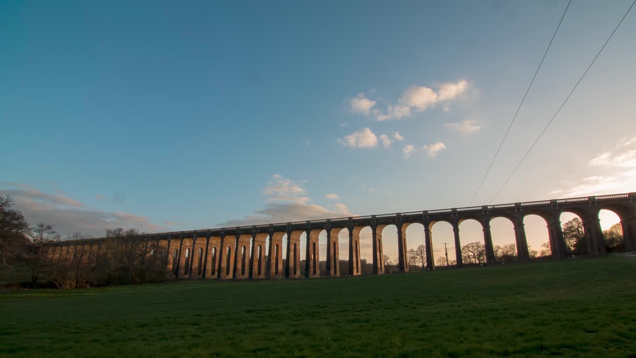 Timelapse di nuvole che passano sopra il viadotto di Ouse al tramonto