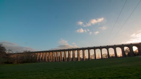 Zeitraffer-Von-Wolken,-Die-Bei-Sonnenuntergang-über-Dem-Viadukt-Vorbeiziehen