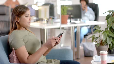 Mujer-De-Negocios-Casual-Caucásica-Usando-Tableta-En-La-Oficina,-Cámara-Lenta