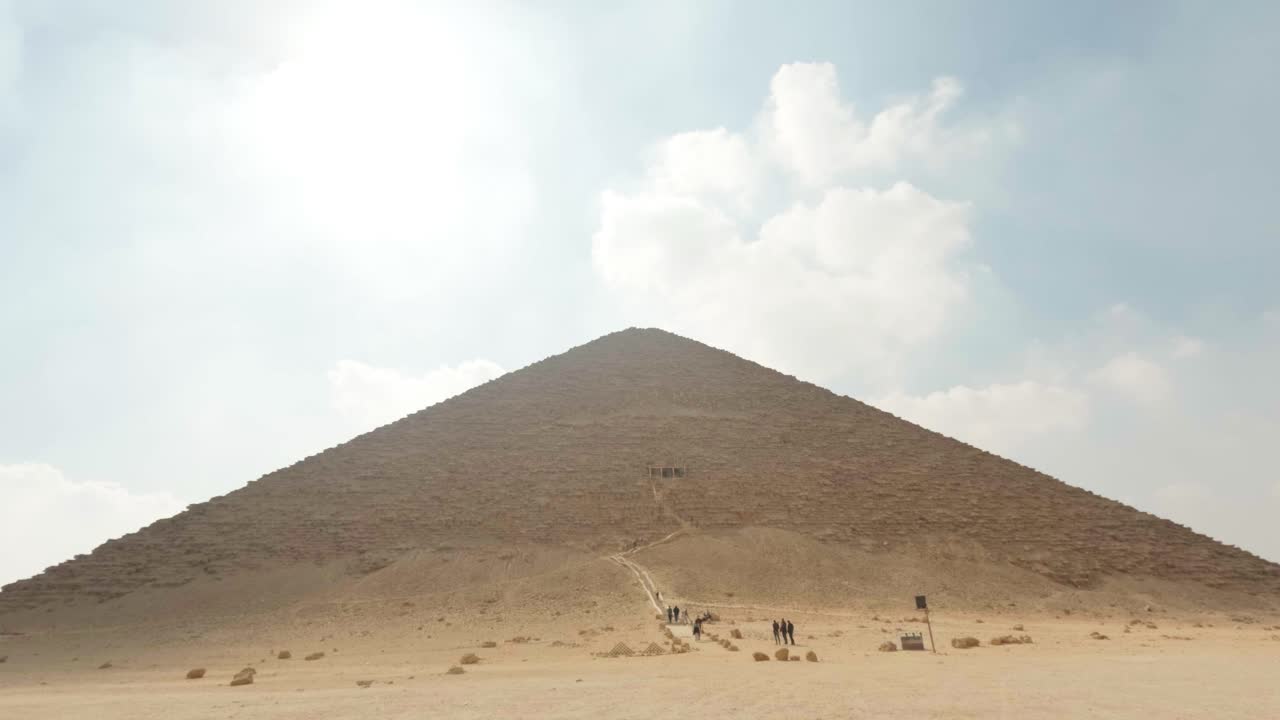 Kim tự tháp Đỏ Dahshur ở Ai Cập cùng du khách