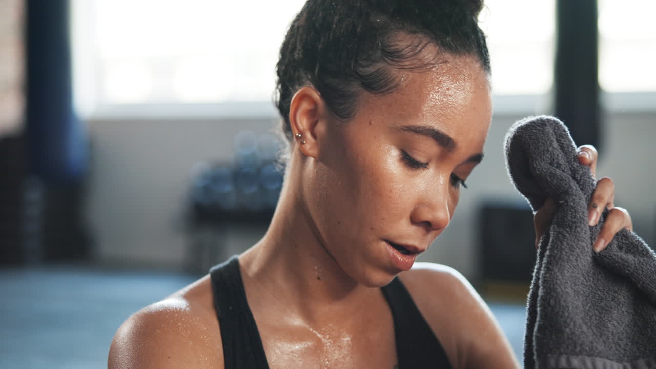 stanco, sudorante e in forma con una donna in palestra